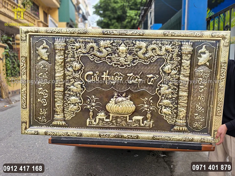 Nền tấm liễn thờ được hun n&acirc;u giả cổ uy nghi&ecirc;m